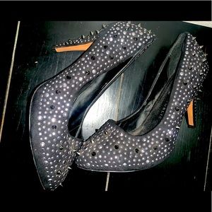 ROCK & REPUBLIC BLACK STUDDED PUMPS SIZE 9